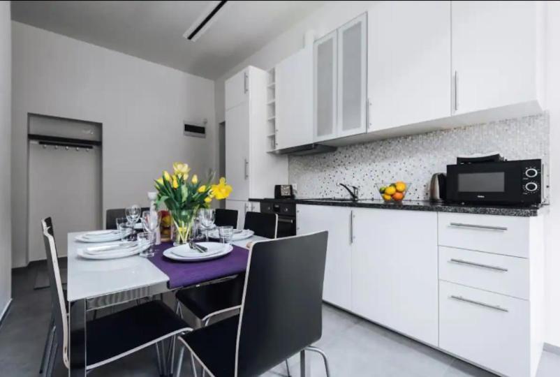 Apartment With Balcony - 21 Filipa Street