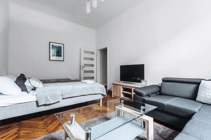Apartment With Balcony - 21 Filipa Street